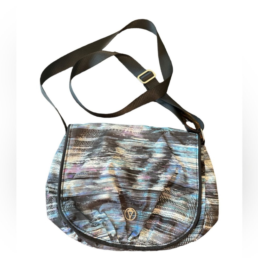 ivivva purse multicolored insulated‎ Button Closure and shoulder bag I Move CP